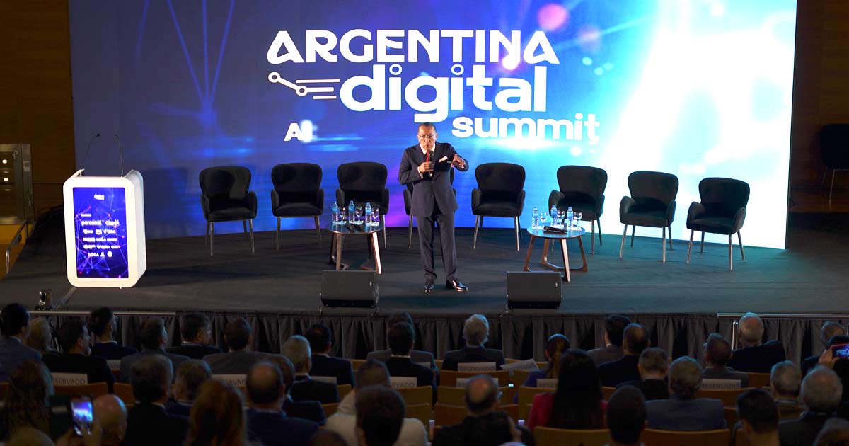 Jorge Fernando Negrete, presidente de DPL Group, en el auditorio del C3