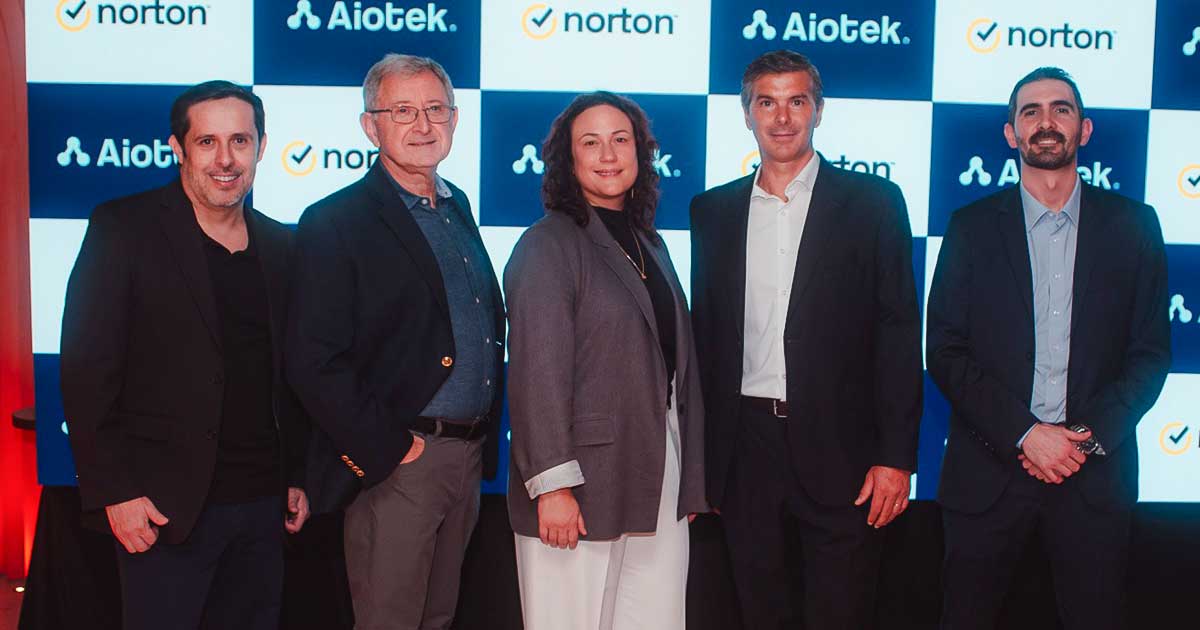 Jose Echeverría, Strategic Partner, Gabriel Ruchelsman, Territory Manager LATAM y Alexa Matteri, Senior Director de Norton junto a Ernesto Mordentti, el CEO y Damián Miano, CFO de Aiotek