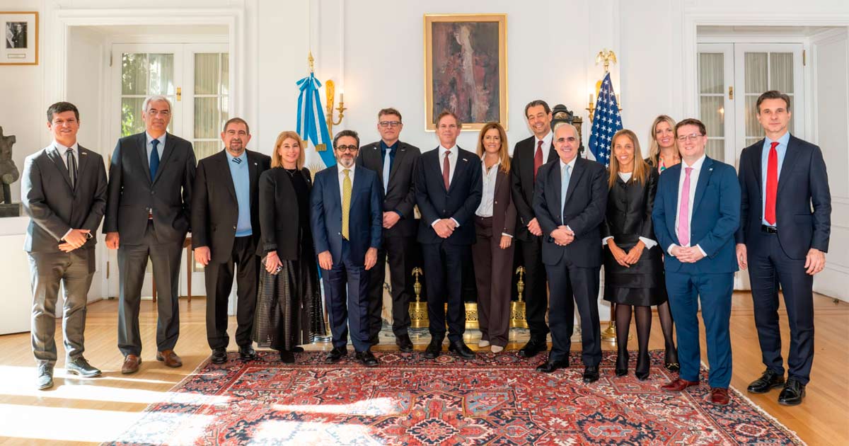 Delegación argentina junto al embajador Alejandro Oxenford durante el encuentro en la Embajada de la República Argentina en Estados Unidos.