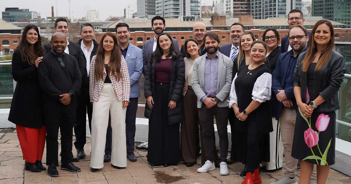 Gran parte del equipo de Axis LATAM, durante el evento en Buenos Aires