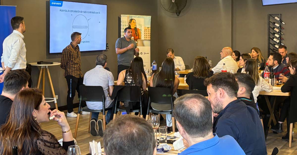 Ariel Davis, junto a clientes en una capacitación en Ceven