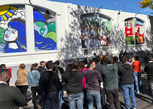 Ceven transform su fachada con arte y compromiso social en el Mes de la Tierra
