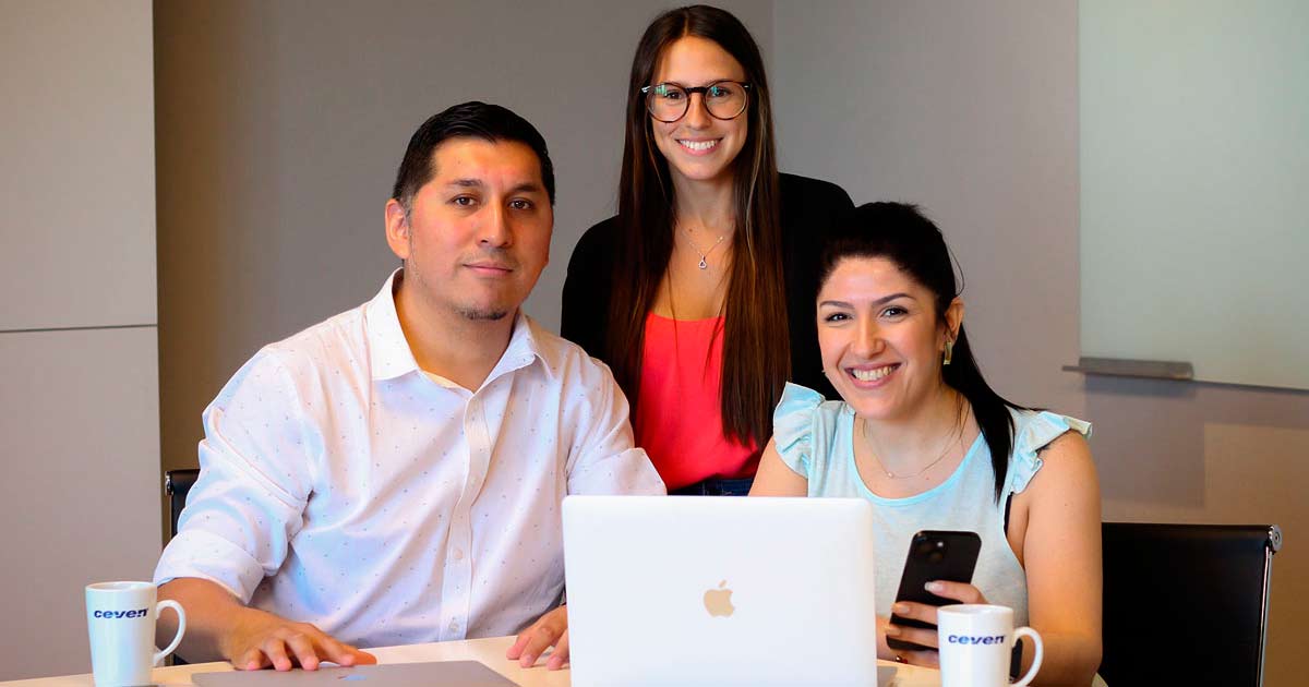 Ariel Chaile, Ingeniero de Preventa; Jennifer Tofel; y Tsuinami Rivas, Ejecutiva de Ventas