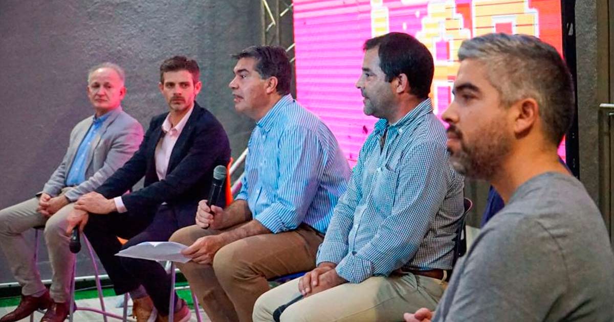 El presidente del Instituto de Cultura, Francisco Romero; el subsecretario de Empleo, Lucas Cepeda; el gobernador de Chaco, Jorge Capitanich; el ministro de Produccin, Industria y Empleo de la provincia, Sebastin Lifton; y el presidente del Polo IT Chaco, Martn Escudero