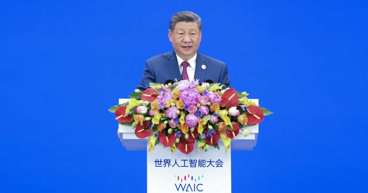 El presidente chino Xi Jinping en el podio del Grand Halls de Shanghai