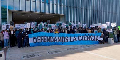 A travs de una movilizacin nacional la comunidad cientfica denunci un cientificidio