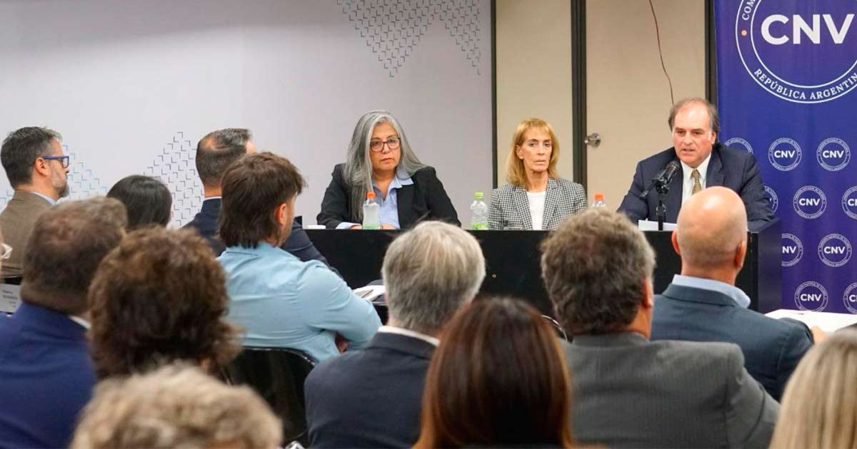 La directora de la CNV, Dra. Sonia Salvatierra; Patricia Boedo, vicepresidente en Comision Nacional de Valores; y Roberto E. Silva, presidente de la CNV.
