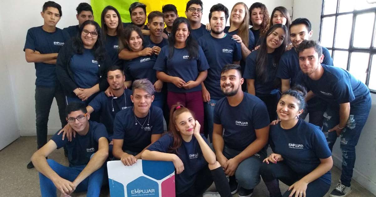 Grupo de jvenes que participan del programa de la Fundacin Empujar