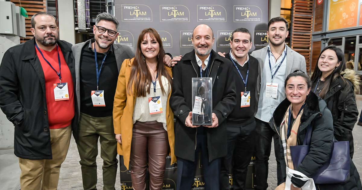 Marcelo Bechara, CEO de Evoltis, junto al equipo de la empresa presente en el evento