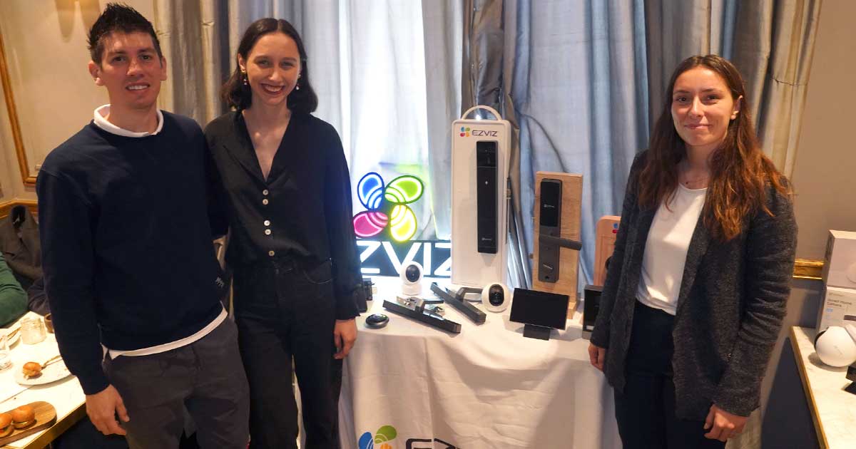 Marcelo Gonzalez, Gerente de Ventas, y Erin Doyle y Lena Svensk, del equipo de Marketing de Ezviz