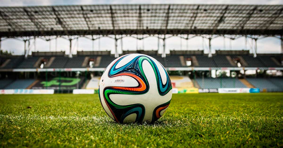 Pelota de fútbol en un estadio