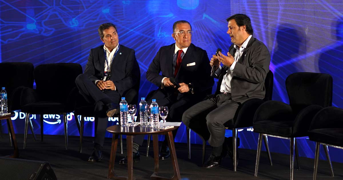 Martín Ozores, interventor del ENACOM; Jorge Fernando Negrete</strong>, presidente de DPL Group; y Darío Genua, secretario de Innovación, Ciencia y Tecnología, durante el Argentina Digital Summit