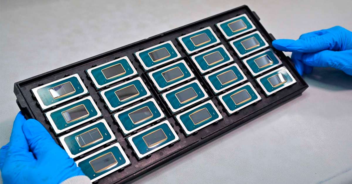 bandeja de procesadores Intel Core Ultra siendo ensamblada