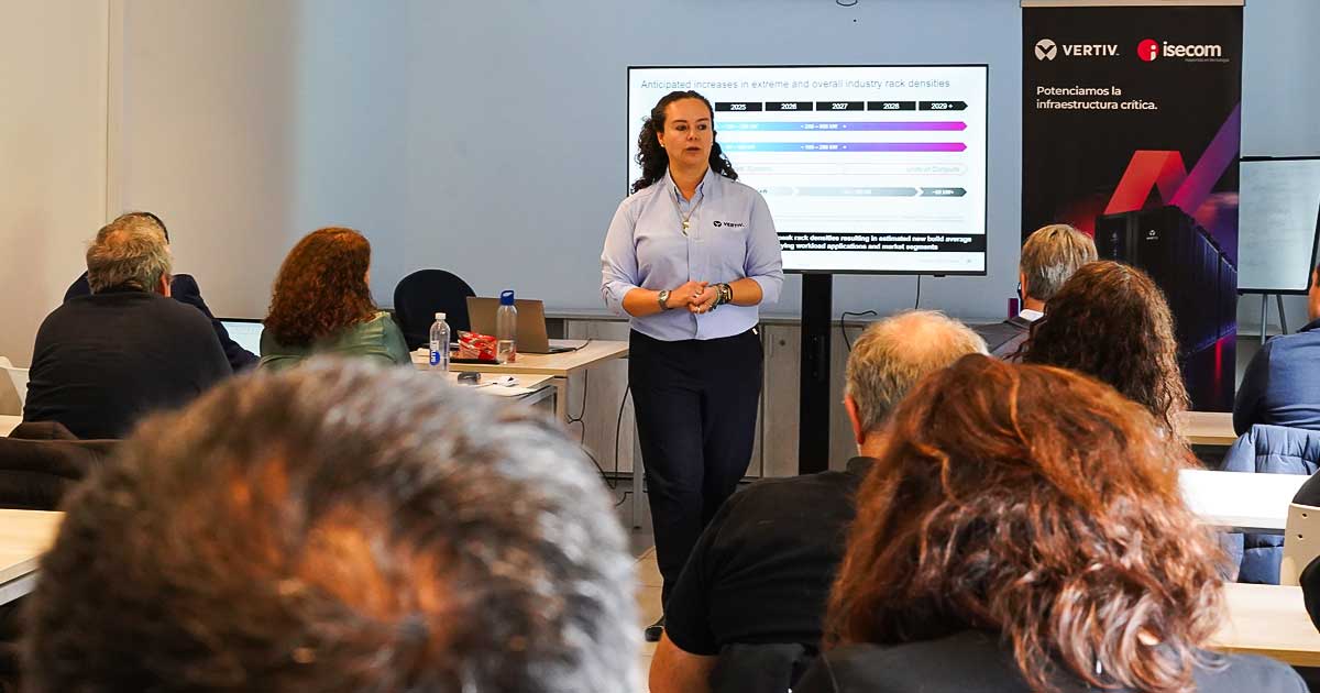 Martha Isabel Álvarez, Distribution Manager de Vertiv Latinoamérica, durante su presentación