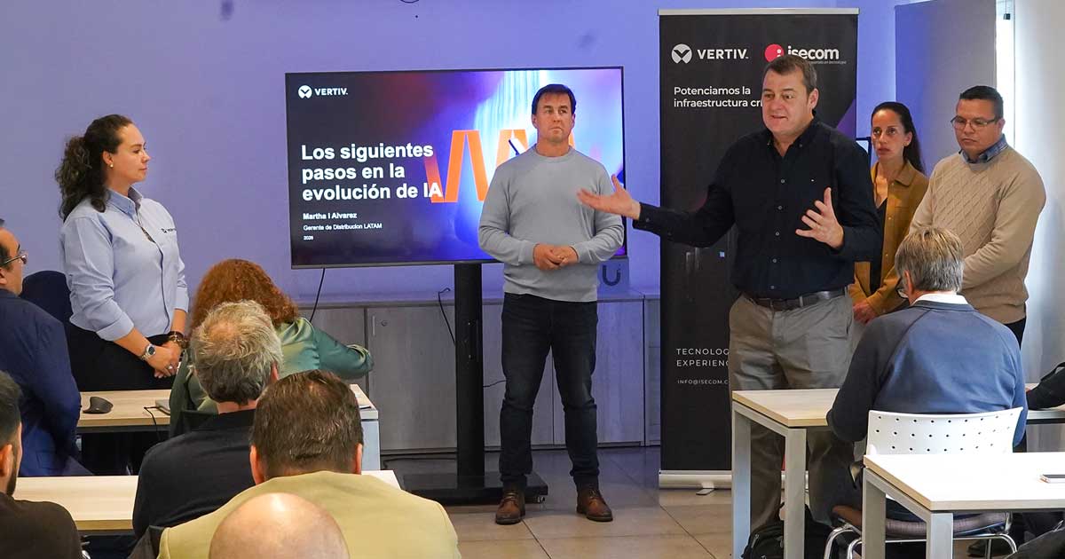 Claudio Monasterolo, gerente comercial de ISECOM, durante la bienvenida a los canales