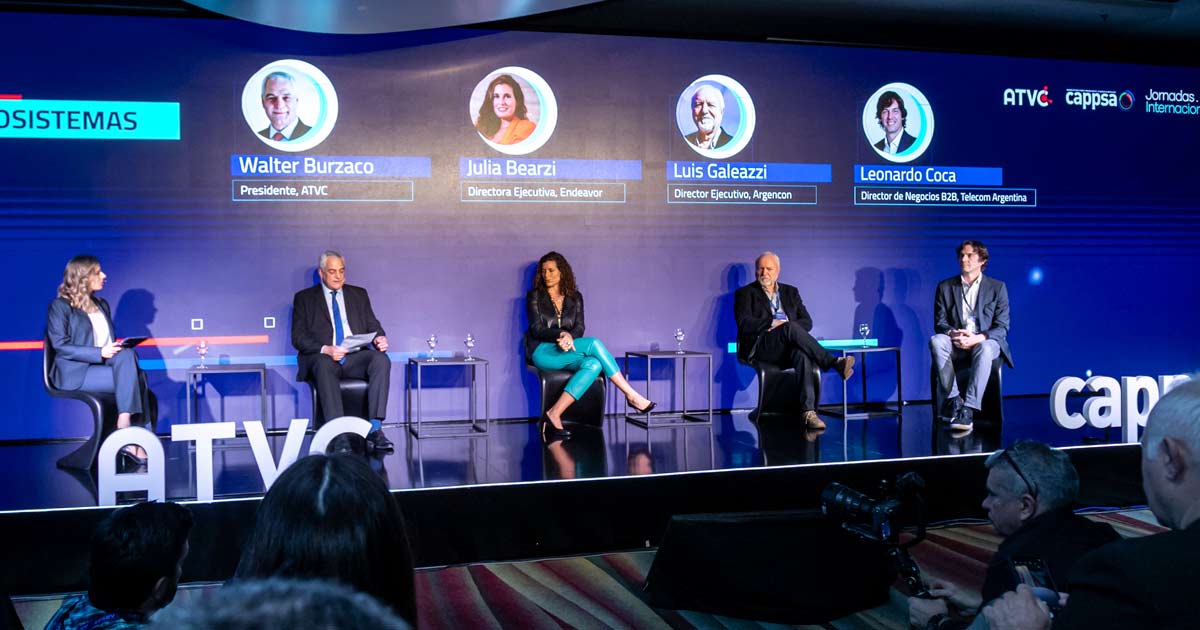 Panel Conectividad: ecosistema de ecosistemas, durante las Jornadas Internacionales