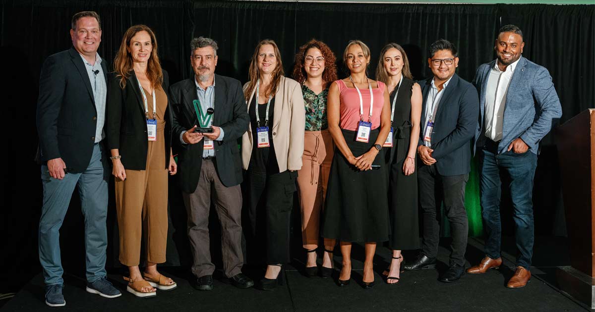 El team de Licencias OnLine encabezado por Carolina Losada, CEO del Distribuidor, al recibir la distincin junto a Ejecutivos de Veeam.