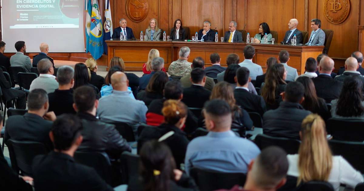 Acto de apertura del Curso de Especializacin en Ciberdelitos y Evidencia Digital, desarrollado en la Facultad de Derecho de la Universidad Nacional de Cuyo