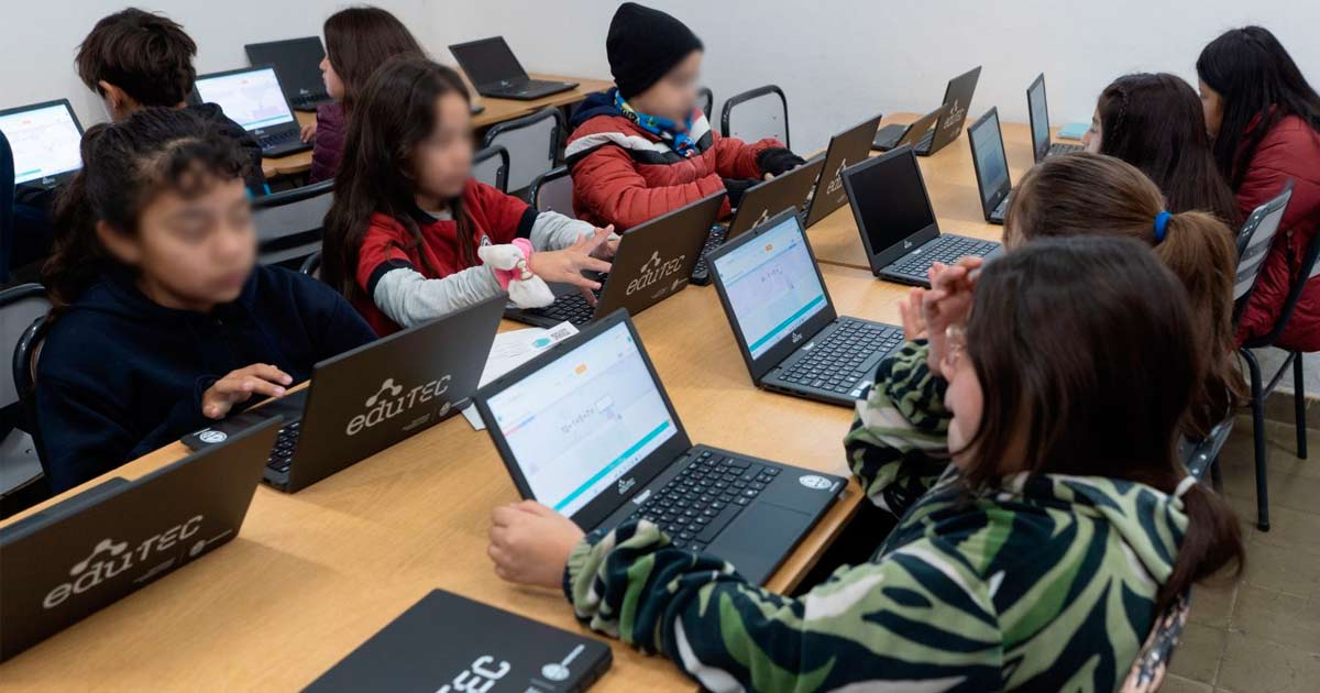 Mendoza quiere equipar a todas sus escuelas con carritos tecnolgicos