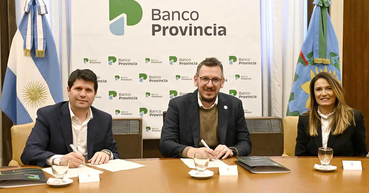 Sebastián Aveille, Country Manager de Microsoft Argentina, y Juan Cuattromo, presidente de Banco Provincia, firman el acuerdo
