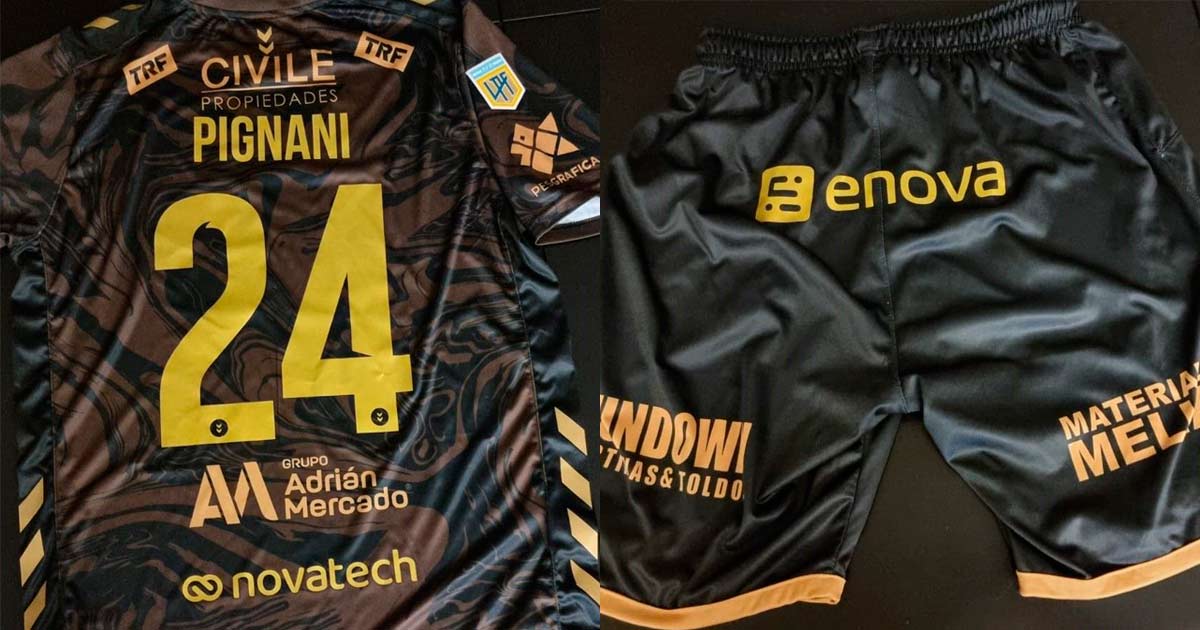 Los logos de Novatech y de Enova en la camiseta y short de Platense