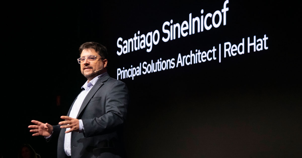 Santiago Sinelnicof, Principal Solutions Architect de Red Hat para la región, y host del evento
