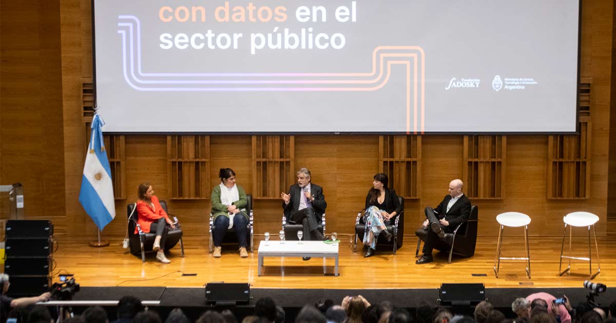 Panel desarrollado entre Daniel Filmus, Fernando Schapachnik, la Secretaria de Gestin y Empleo Pblico Ana Castellani, la Directora de la Agencia de Acceso a la Informacin Pblica Beatriz de Anchorena, y la Secretaria de Innovacin Pblica Micaela Snchez Malcolm