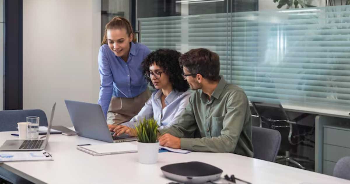 personas trabajando en oficina